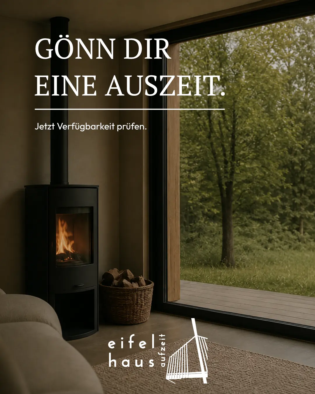 Beitrag für Eifelhaus Auszeit: Kaminofen vor großer Fensterfront mit Blick ins Grüne, Schriftzug „Gönn dir eine Auszeit. Jetzt Verfügbarkeit prüfen.“