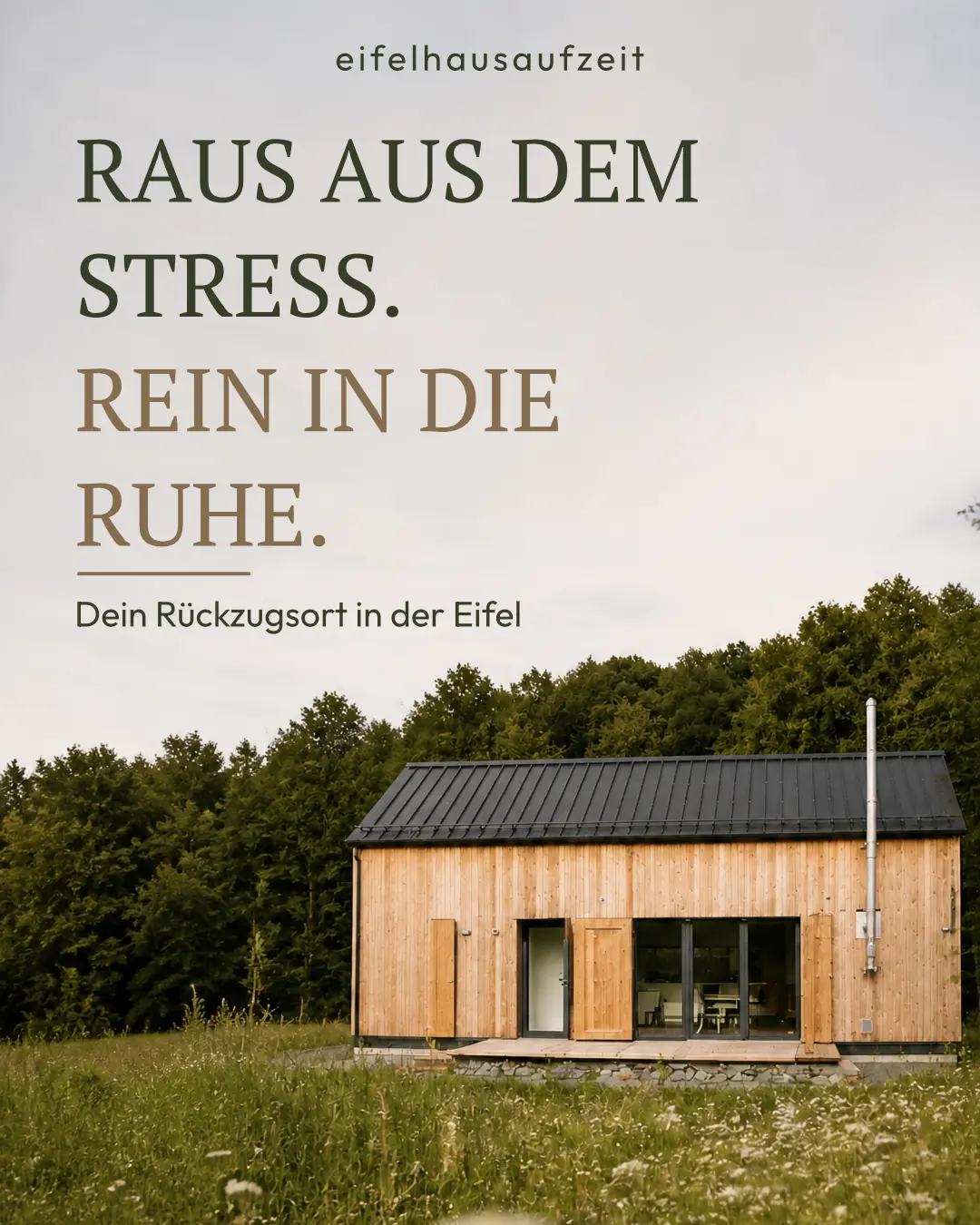 Beitrag für Eifelhaus Auszeit: Holzhaus mit Blechdach auf einer Wiese vor Wald, Schriftzug „Raus aus dem Stress. Rein in die Ruhe. Dein Rückzugsort in der Eifel“.